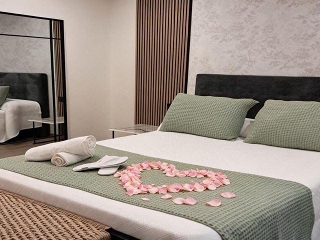 Convierte tu estancia en algo único: cabañas con decoración romántica en Portomarín