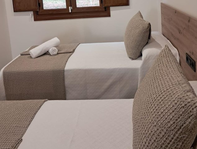 Descansa sin preocupaciones: cabañas rurales equipadas en Portomarín - Imagen 1