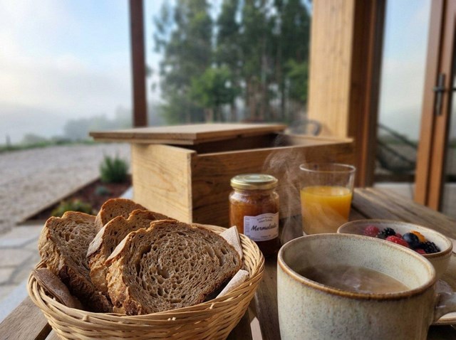 Despierta con calma: desayuna en nuestra cabaña en Portomarín - Imagen 1
