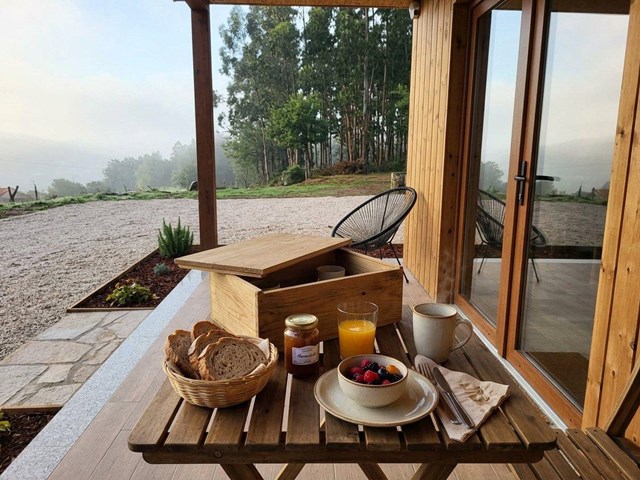 Despierta con calma: desayuna en nuestra cabaña en Portomarín