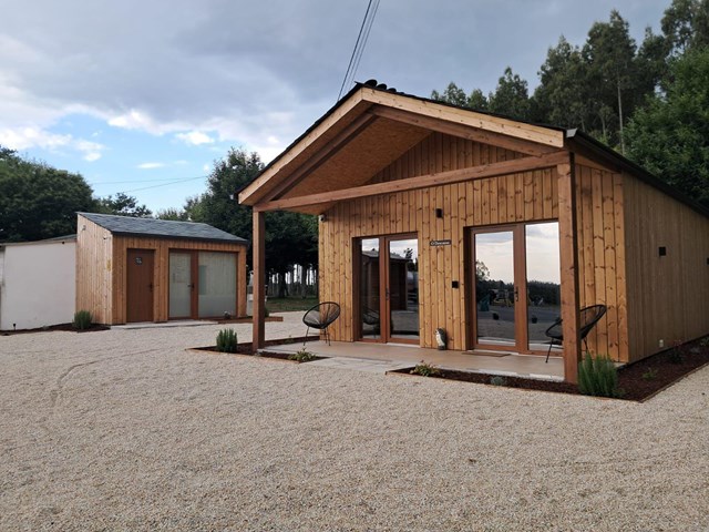 Despierta frente al verde: cabañas con terraza privada en Portomarín - Imagen 1