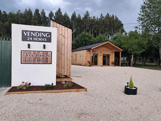 Despierta frente al verde: cabañas con terraza privada en Portomarín